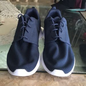 NWOT NIKE MENS ROSHE